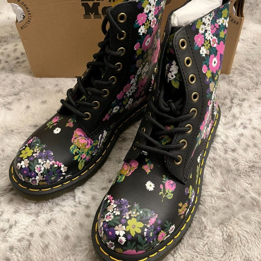 Dr. Martens 1460 Pascal Vintage Floral Black Boots MSRP$190 SUPER CUTE